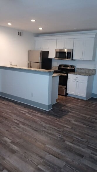 Building Photo - 4633 Fairmount St