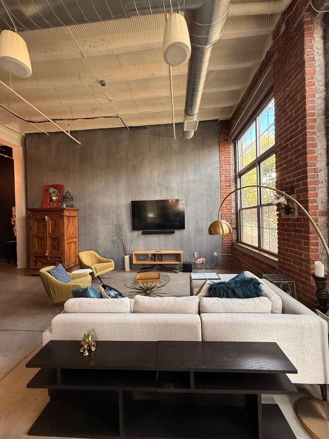 Building Photo - Fully Furnished!! Ready NOW! Sleek & Modern