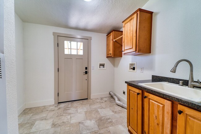Building Photo - Escape to the Country – Beautiful 3 Bed, 2...