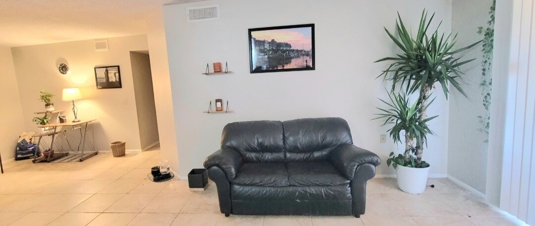 Building Photo - 9481 Highland Oak Dr