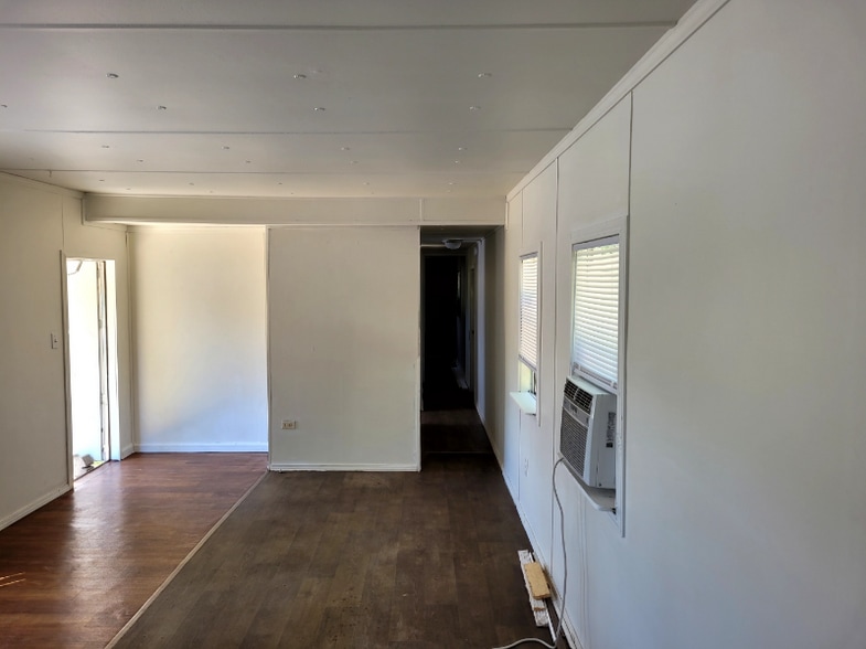 Building Photo - 205-437 Holt Ave