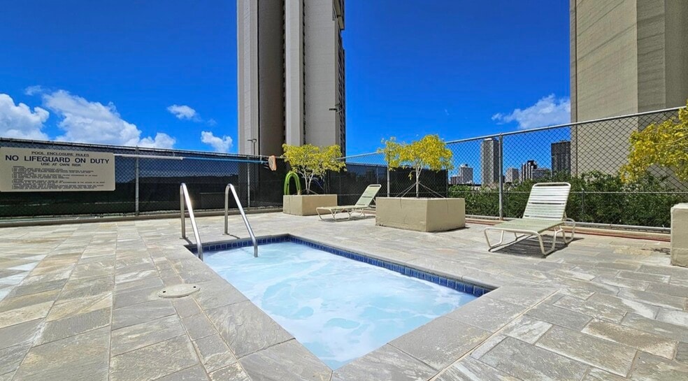 Building Photo - 2499 Kapiolani Blvd