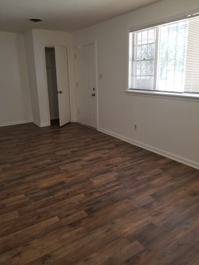 Building Photo - 3144 Woodville Cir