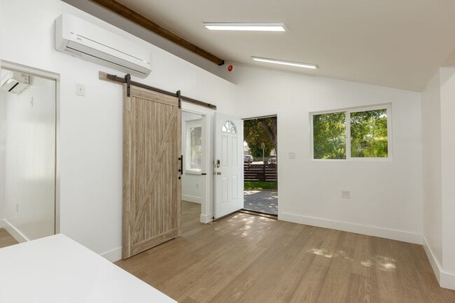 Building Photo - Chic 2BD/1BA ADU in Beautiful Granada Hills