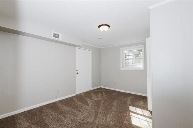 Building Photo - 5425 Skyview Dr SW