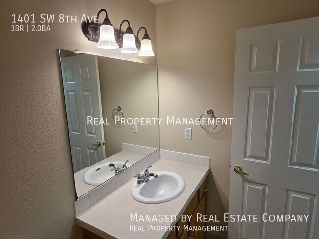 Building Photo - 1401 SW 8th Ave