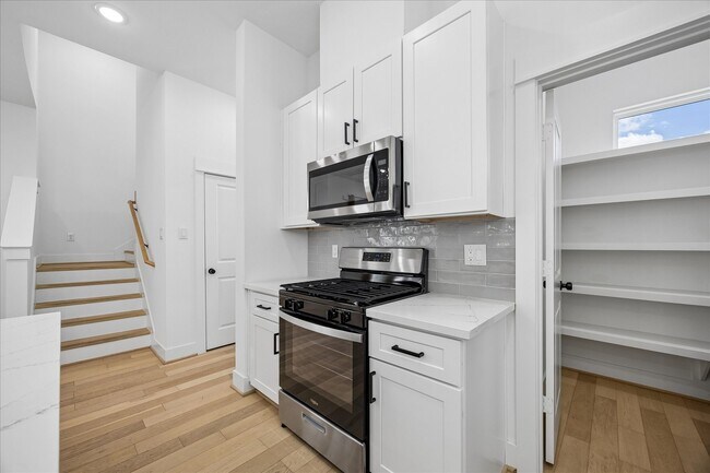 Building Photo - 208 N York St