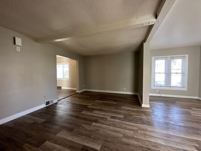 Building Photo - Beautiful 3 bedroom, 1 bath single family home with fenced yard and garage