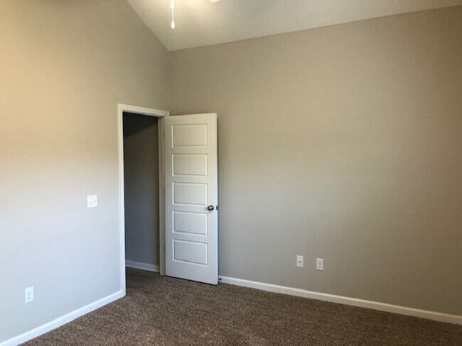 Building Photo - 3 Bedroom/2 Bath 5 minutes from base!!!