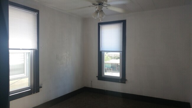 Building Photo - 2-Story House, 4Bed/2Bath washer/dryer hoo...