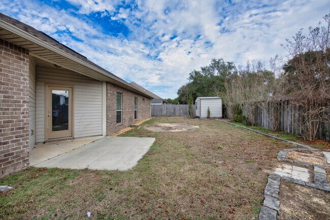 Building Photo - MOVE-IN SPECIAL!