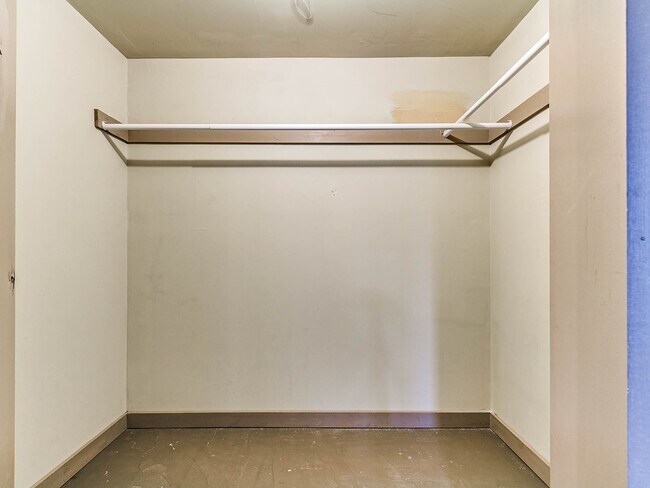 Building Photo - Unique with a Artsy Flare    1Bed + Flex Room /1.5 Bath in Edgemere Park
