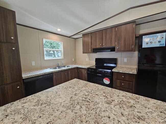 Building Photo - 1135 Hendricks Lake Rd