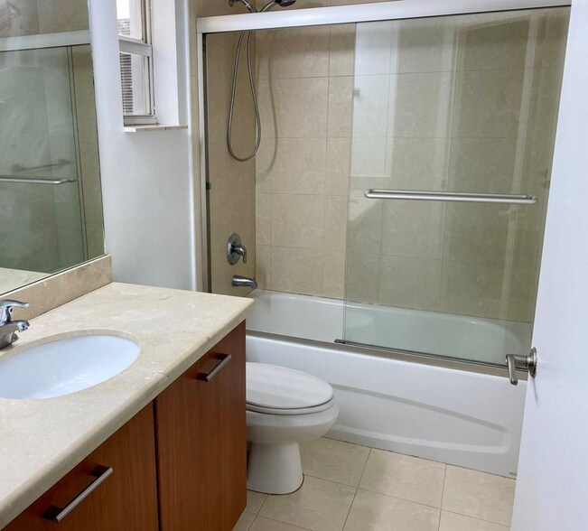 Building Photo - 235 SW 17th Rd