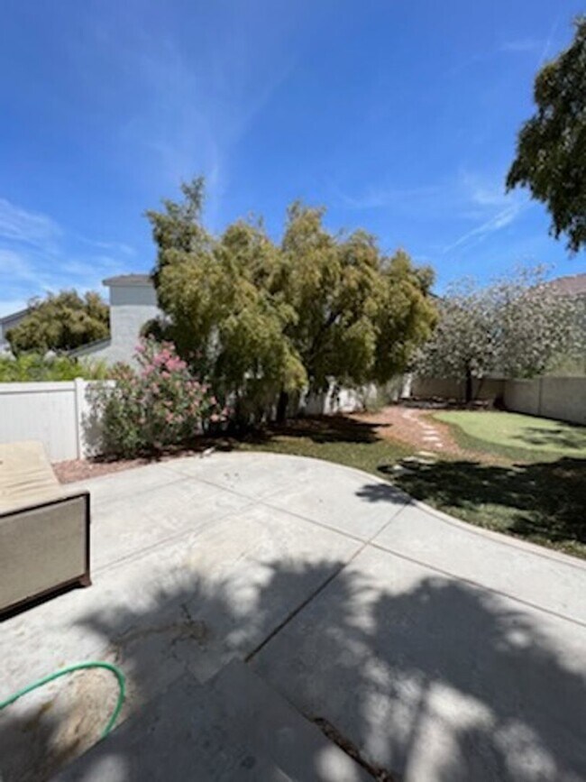 Building Photo - 4 Bedroom Located in Lamplight!