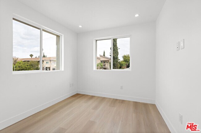 Building Photo - 10742 Hortense St