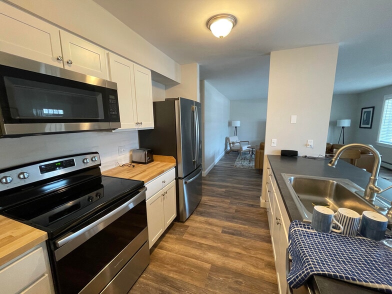 Building Photo - 91 Village Green Cir