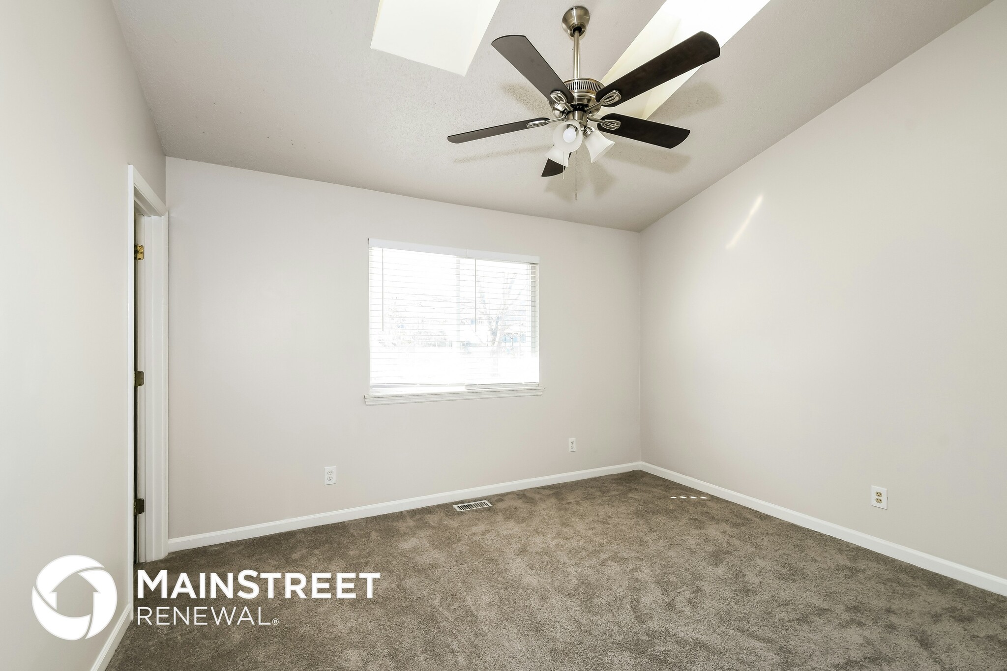 Building Photo - 3304-3305 5 Oaks Dr