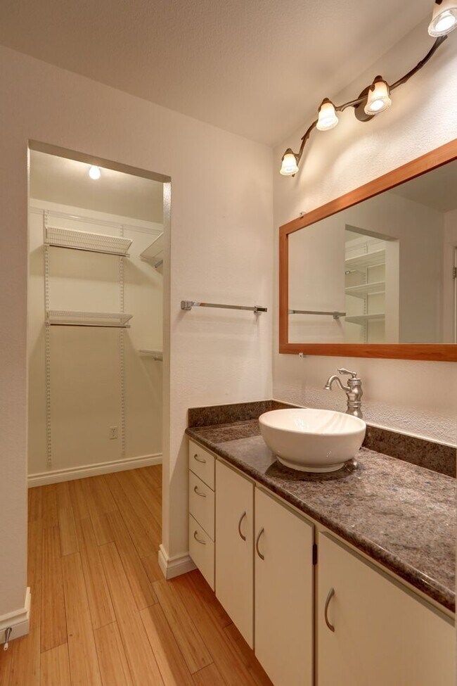 Building Photo - Stunning 3BR 1.75 BA Sammamish Home.  Rece...