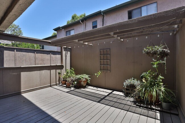 Building Photo - La Jolla Townhome with Garage & Private Deck