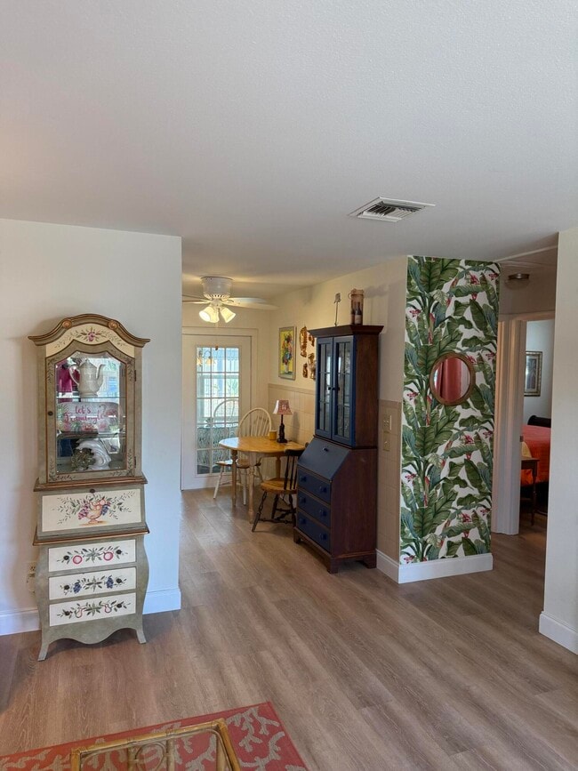 Building Photo - 440 SE Fini Dr