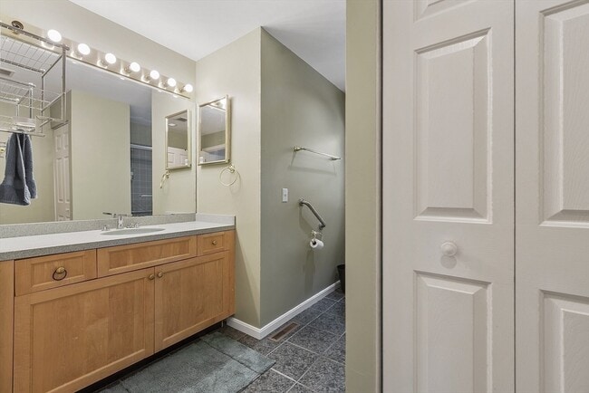 Building Photo - 5 Maple Ridge Dr