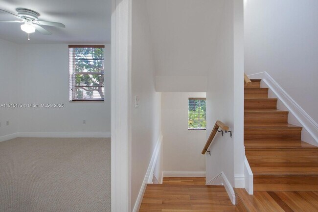 Building Photo - 2913 SW 30th Ct