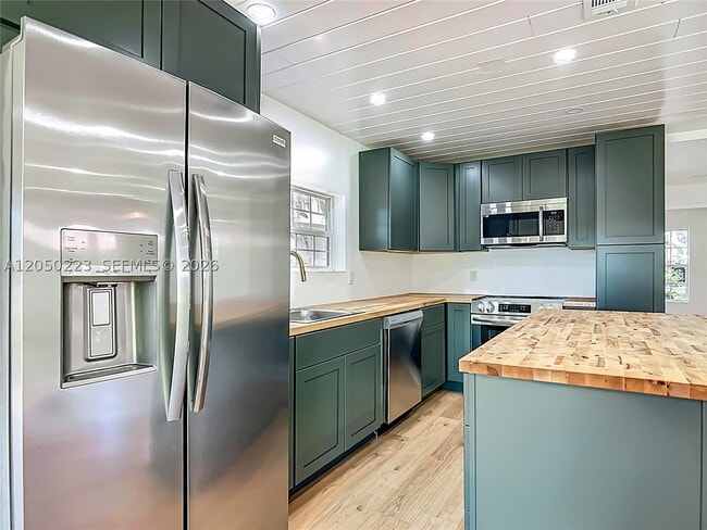 Building Photo - 8781 LAKESHORE Dr