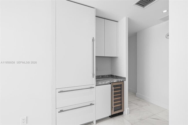 Building Photo - 700 NE 26th Terrace