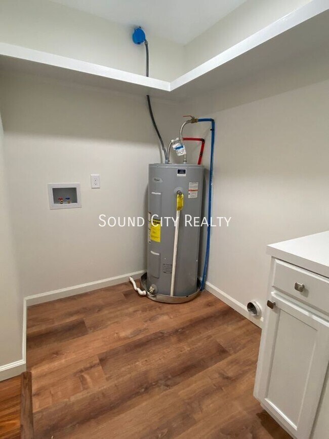 Building Photo - 3232 Hinkle-