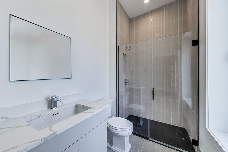 Building Photo - 2023 N Drake Ave