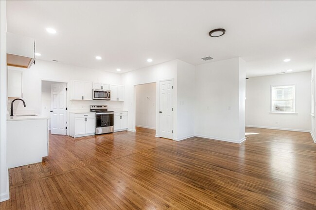 Building Photo - Live Stylishly. Live Comfortably. Live Memphis