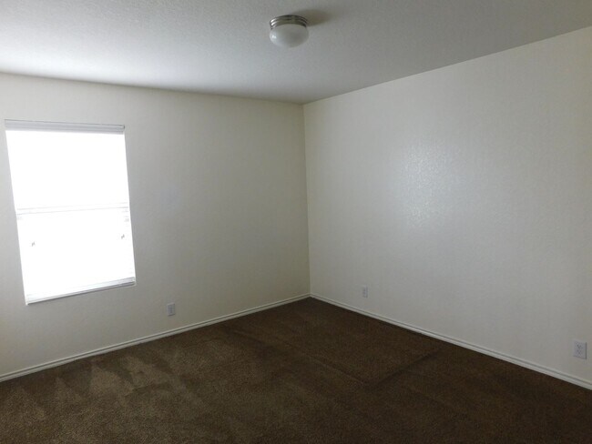 Building Photo - Beautiful, spacious 4 bedroom, 2.5 bath ho...