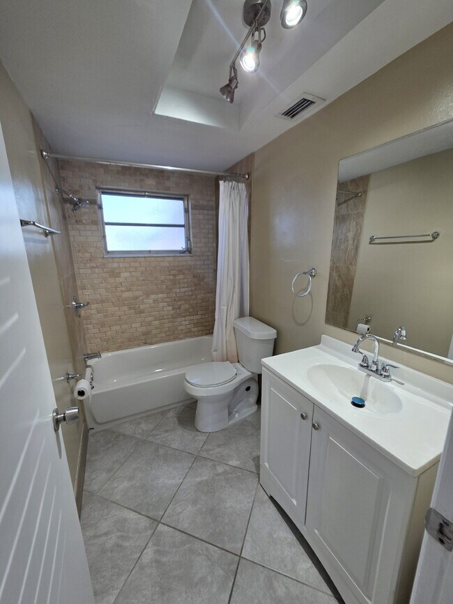 Building Photo - "Charming 3-Bed, 2-Bath Retreat on Seashore Drive – 1128 Sq Ft of Comfort!"