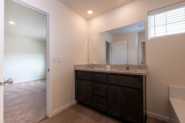 Building Photo - Spacious Newer Home Ready for Move IN