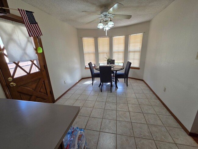 Building Photo - Large 4 Bdrm/3 Bath Home Close to Holloman AFB