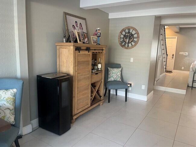 Building Photo - 2113 NE 44th St