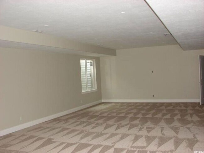 Building Photo - Upmarket Townhouse in Sought After Holladay City