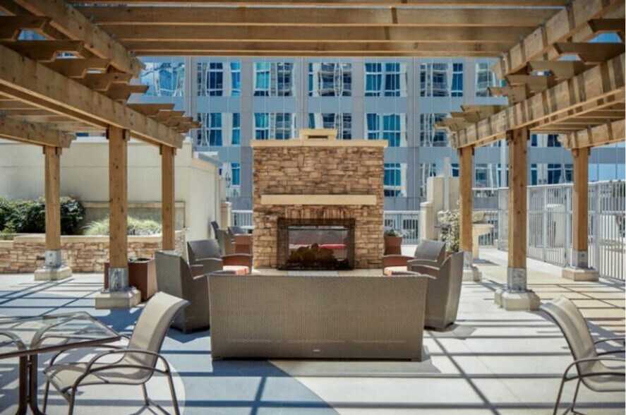 Building Photo - 400 S Tryon St