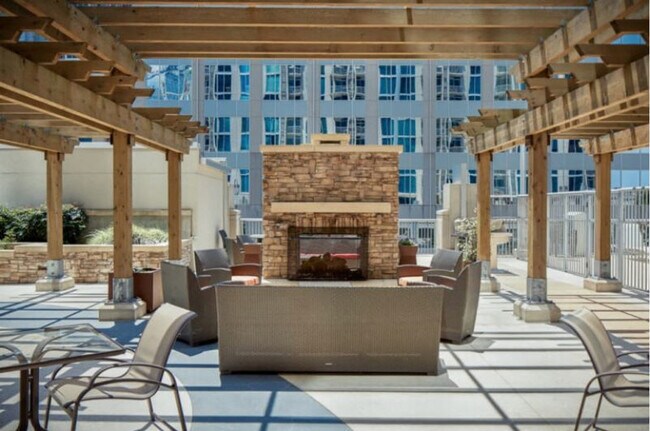 Building Photo - 400 S Tryon St