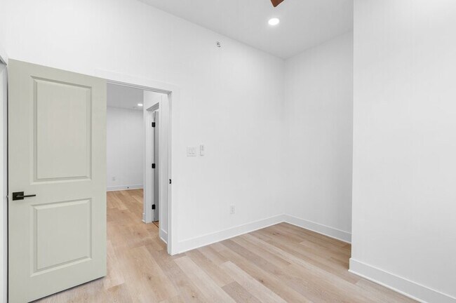 Building Photo - 6049 Elmwood Ave