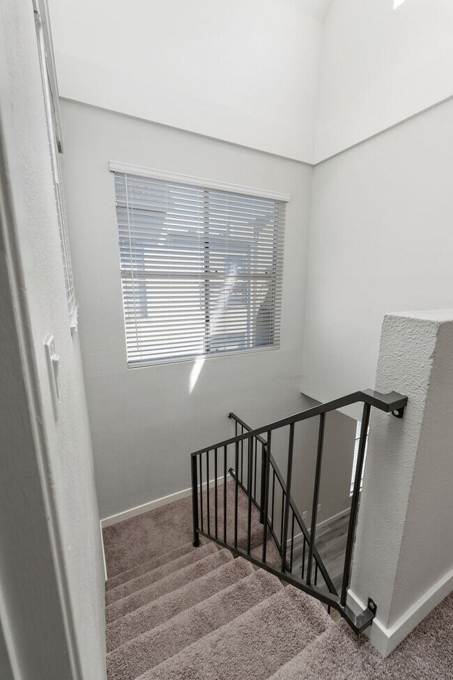 Building Photo - CITY HEIGHTS LOVELY 2 BD, 2 BA, RENOVATED. CLOSE TO YMCA, SCHOOLS