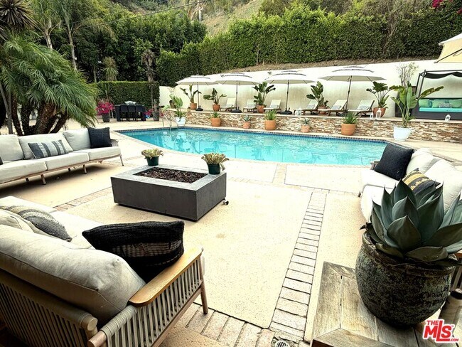 Building Photo - 1727 San Ysidro Dr