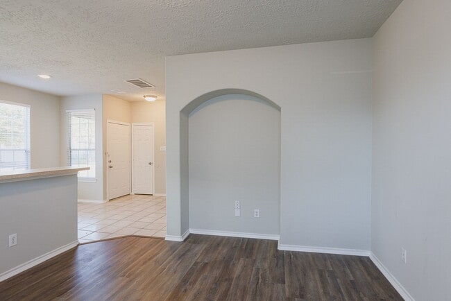 Building Photo - Move in Ready in 77044!