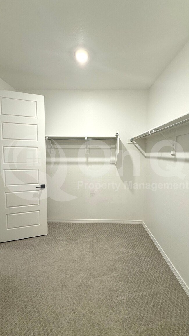 Building Photo - 26410 N Thornhill Dr