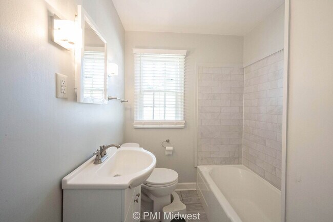 Building Photo - Charming 2 Bed, 1 Bath Duplex with House-L...