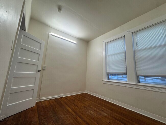 Building Photo - 85 W 50TH St