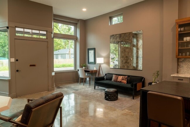 Building Photo - 612 W 8th Ave