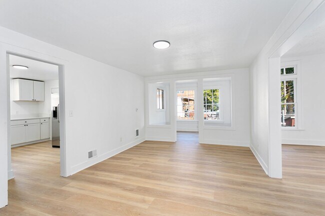 Building Photo - Beautiful 3 bd home close to the hospital