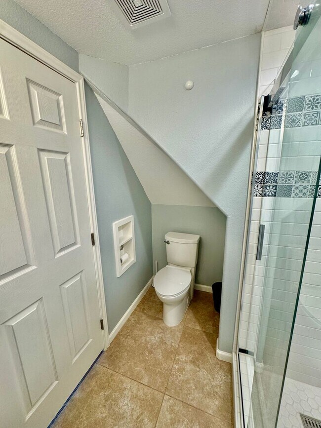 Building Photo - Elegant Estate in the Country Club Setting-Mother in law suite